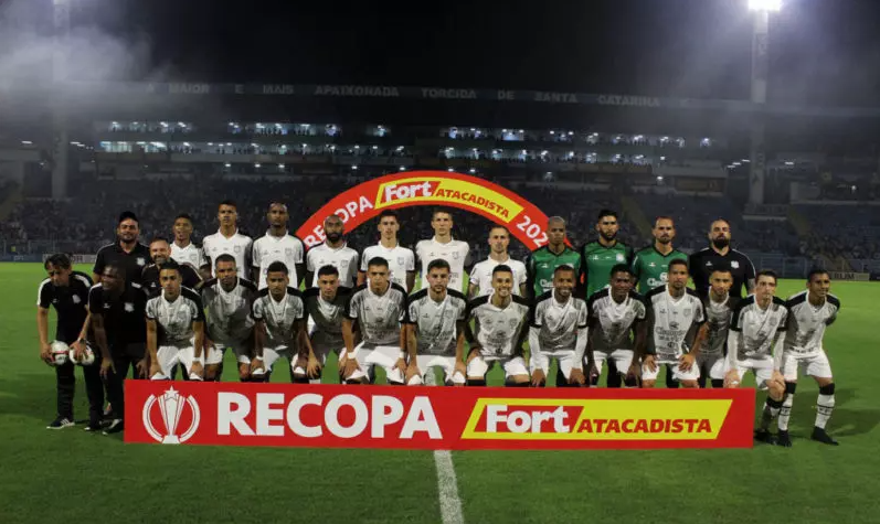 Festa do furac&atilde;o que levantou o trof&eacute;u de campe&atilde;o. – Foto: Patrick Floriani/FFC