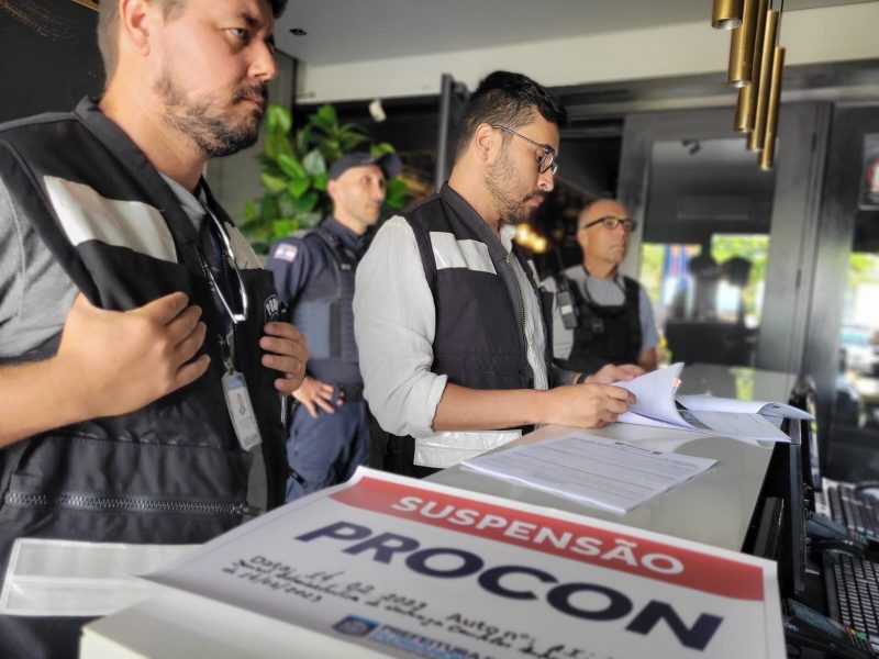 Equipe liderada pelo secret&aacute;rio Ara&uacute;jo Gomes (&agrave; direita) percorreu estabelecimentos nas praias – Foto: Divulga&ccedil;a&otilde;/ND