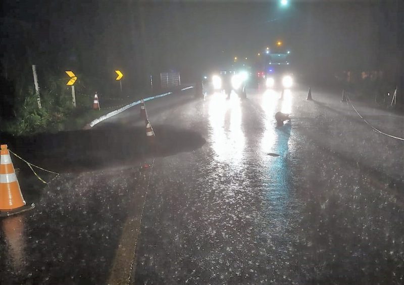 BR-280 &eacute; interditada devido &agrave;s chuvas – Foto: PRF/Twitter/Reprodu&ccedil;&atilde;o/ND