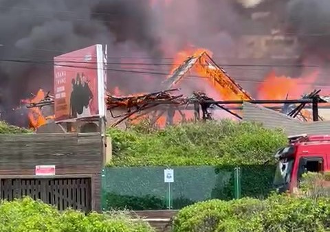 Balada famosa &eacute; destru&iacute;da por inc&ecirc;ndio em Itaja&iacute; – Foto: Reprodu&ccedil;&atilde;o/ND