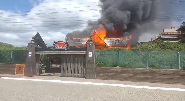 Fogo compromete estrutura e telhado do Warung pode desabar, diz bombeiros – Foto: Reprodu&ccedil;&atilde;o/ND