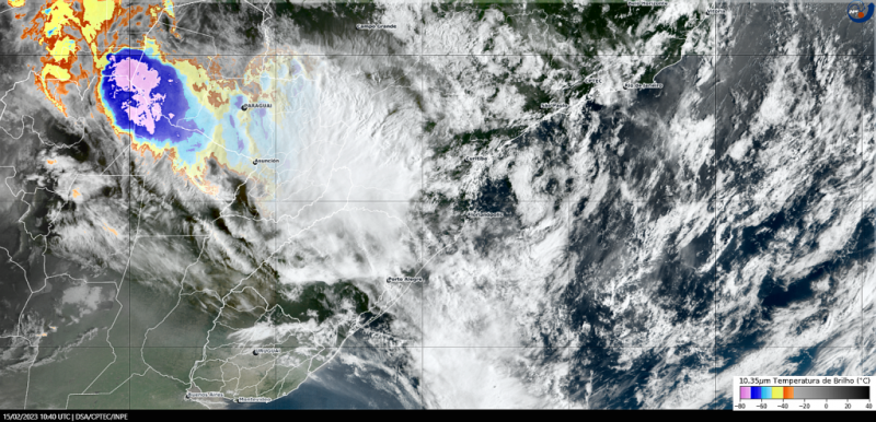 ‘Friozinho’: chuva e frente fria devem marcar o Carnaval em Itaja&iacute; – Foto: Fonte: Instituto Nacional de Pesquisas Espaciais (INPE)/Centro de Previs&atilde;o de Tempo e Estudos Clim&aacute;ticos (CPTEC)/Divis&atilde;o de Sat&eacute;lites e Sistemas Ambientais (DAS) modificado por LabClima/UNIVALI.