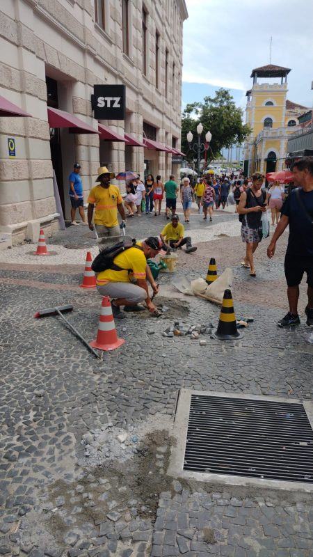 Equipe est&aacute; fazendo recupera&ccedil;&atilde;o do petit-pav&eacute; dos cal&ccedil;ad&otilde;es do Centro de Florian&oacute;polis – Foto: Divulga&ccedil;&atilde;o/ND