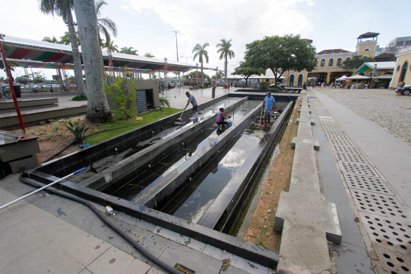 Espelhos d&acute;&aacute;gua do Largo da Alf&acirc;ndega est&atilde;o sendo esvaziados antes do fechamento durante o Carnaval – Foto: Leo Munhoz/ND