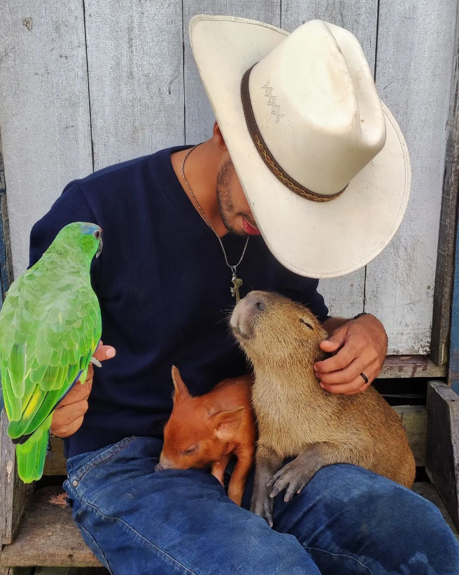 Amizade entre estudante e capivara viraliza nas redes