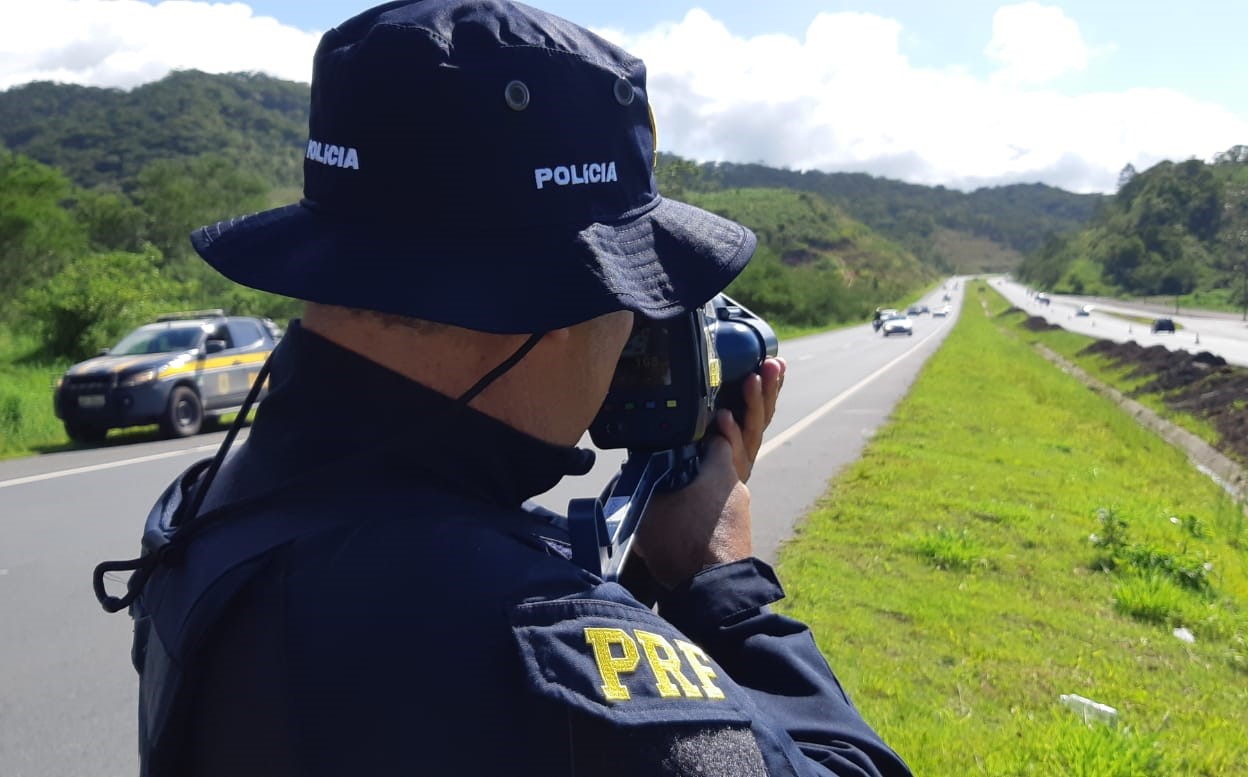Police catch drivers exceeding speed limit on BR-470 - PRF/NA reproduction.
