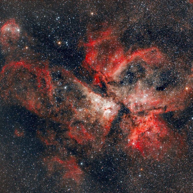 Messier 16, a Nebulosa da Águia e os Pilares da Criação!Registro feito em Julho de 2022. Conforme Luiz, a Nebulosa da Águia (Messier 16, NGC 6611) é um jovem aglomerado estelar aberto localizado na constelação de Serpente.Fica a 7000 anos-luz da terra, e pode ser vista a olho nu em locais de céu escuro, embora de forma bem tênue.Foram necessárias3 horas de exposição para completar o registro. – Foto: Luiz Ricardo Pereira/Divulgação/ND