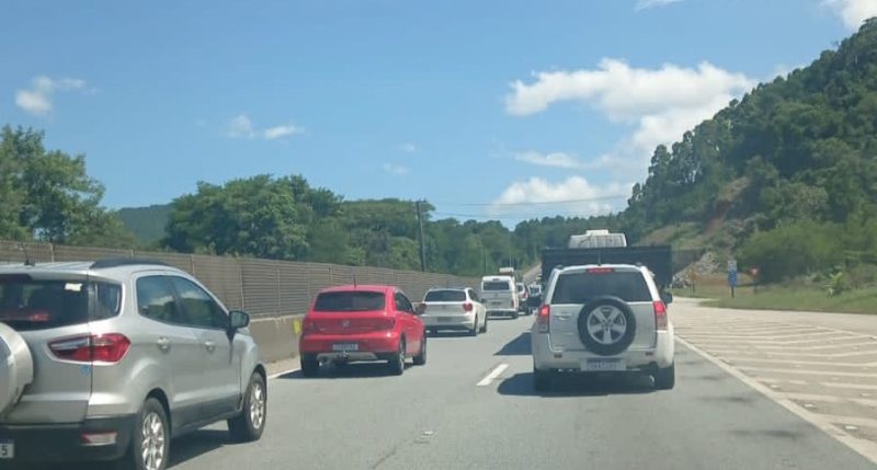 Acidente na BR-101, em Palho&ccedil;a, deixa lentid&atilde;o no tr&acirc;nsito. – Foto: Guarda Municipal de Florian&oacute;polis/Divulga&ccedil;&atilde;o/ND