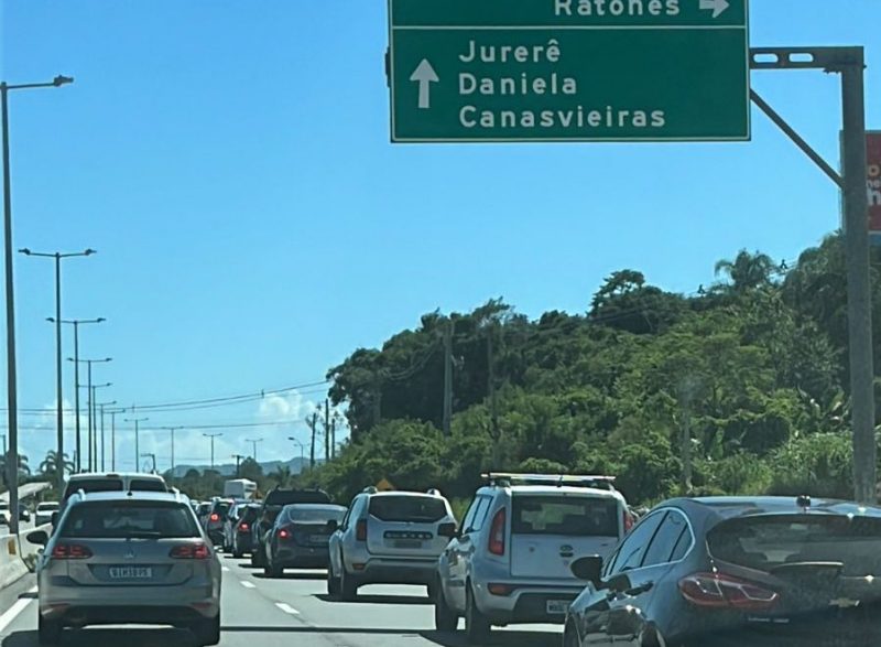 Fluxo de ve&iacute;culos em dire&ccedil;&atilde;o &agrave;s praias &eacute; intenso na manh&atilde; deste domingo (12). – Foto: Guarda Municipal de Florian&oacute;polis/Divulga&ccedil;&atilde;o/ND