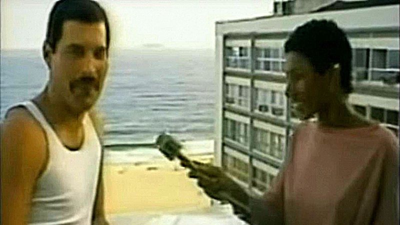 Freddie sendo entrevistado por Gl&oacute;ria Maria – Foto: Divulga&ccedil;&atilde;o/YouTube/Parahumanoid/21.10.2011