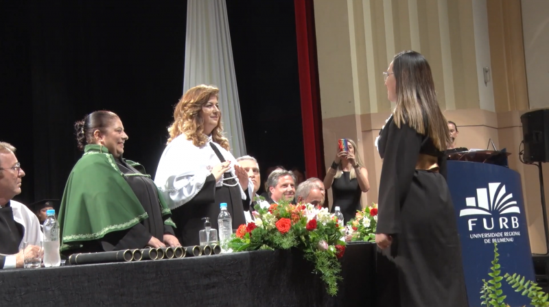 Estudante de Psicologia recebeu homenagem ao fazer sua cola&ccedil;&atilde;o de grau – Foto: Mike Martins/FURB/Divulga&ccedil;&atilde;o/ND