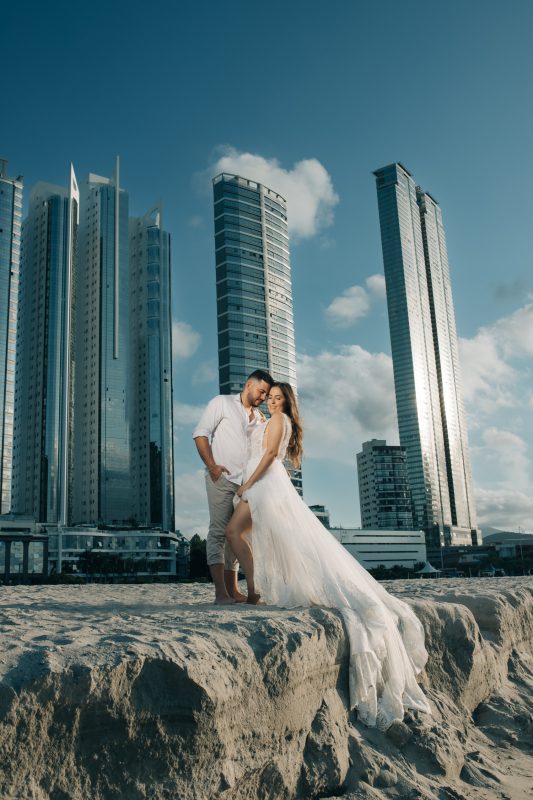 Keila e Victor j&aacute; conheciam Balne&aacute;rio Cambori&uacute;, e escolheram fazer fotos na praia Central – Foto: Claudinei Morando/Reprodu&ccedil;&atilde;o/ND