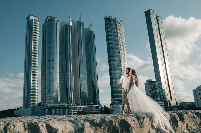 Casal escolheu Balne&aacute;rio Cambori&uacute; como cen&aacute;rio para fotos de noivado – Foto: Claudinei Morando/Reprodu&ccedil;&atilde;o/ND