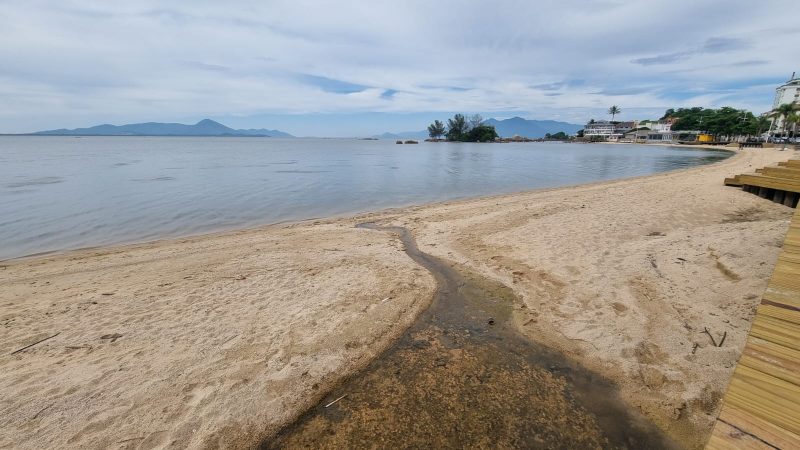 Galeria pluvial desembocando na Praia da Saudade – Foto: Kelly Borges/ND