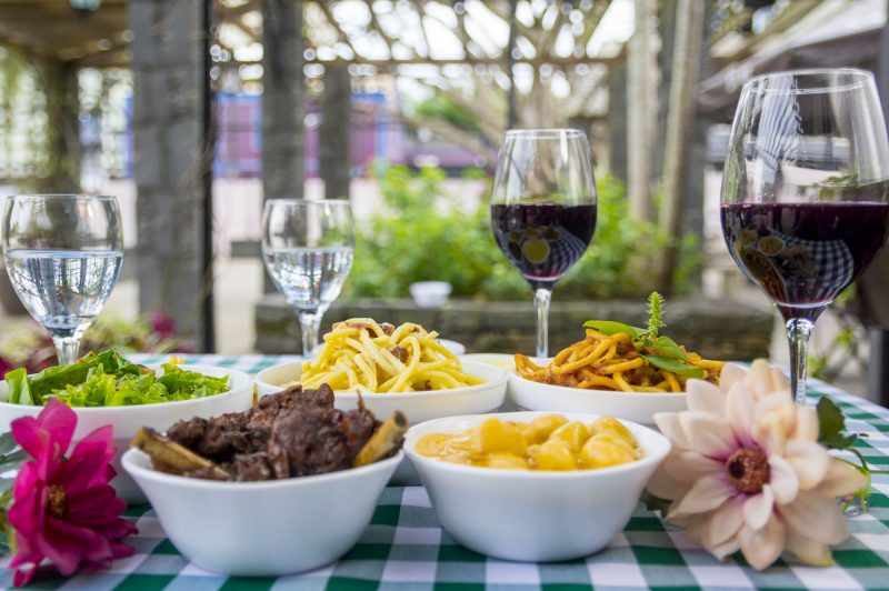 Um bom acompanhamento da comida t&iacute;pica da imigra&ccedil;&atilde;o italiana em Nova Veneza s&atilde;o os vinhos. – Foto: Z&eacute; Ronconi