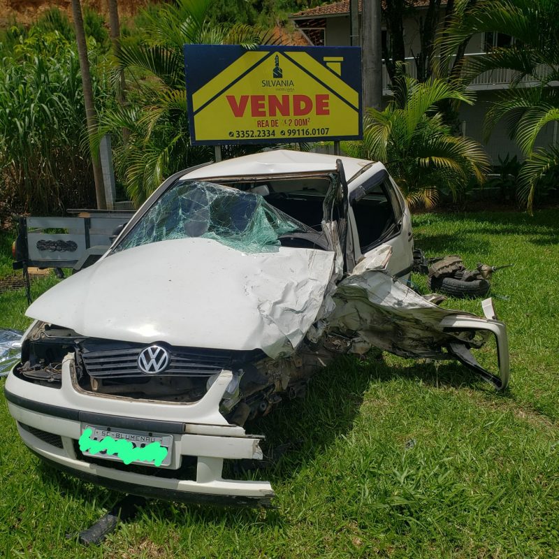Motorista morre ap&oacute;s colis&atilde;o entre carro e caminhonete em Api&uacute;na – Foto: Bombeiros Volunt&aacute;rios / Reprodu&ccedil;&atilde;o ND