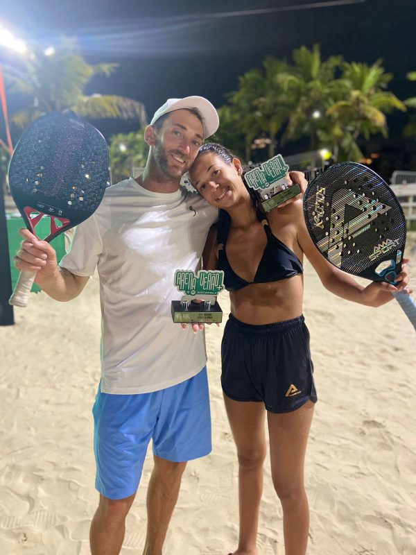 A manezinha Beatriz Val&eacute;rio e o espanhol Gerrad Querol foram os vice-campe&otilde;es na categoria Duplas Mistas, no Guaruj&aacute;, S&atilde;o Paulo – Foto: divulga&ccedil;&atilde;o
