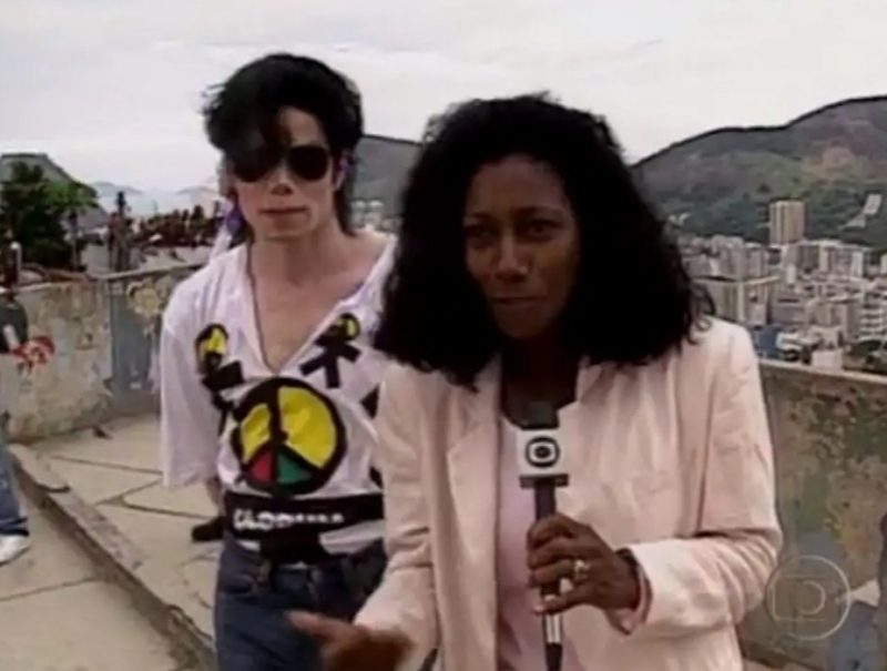 Gl&oacute;ria Maria entrevista Michael Jackson durante a grava&ccedil;&atilde;o de um clipe no Rio – Foto: Reprodu&ccedil;&atilde;o/TV Globo