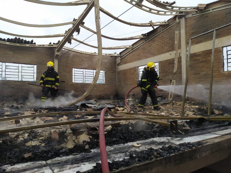 Bombeiros utilizaram aproximadamente 10 mil litros de &aacute;gua para extinguir inc&ecirc;ndio em galp&atilde;o de Brusque – Foto: Corpo de Bombeiros / Reprodu&ccedil;&atilde;o ND