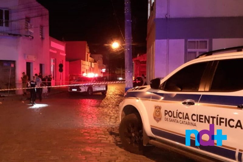 Homem foi morto a tiros no Centro Hist&oacute;rico de S&atilde;o Francisco do Sul – Foto: Gladionor Ramos/NDTV
