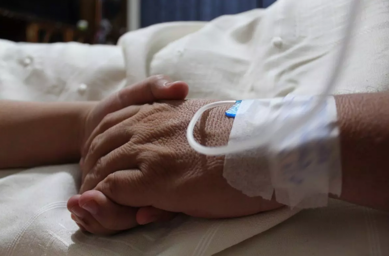 Imagem ilustrativa para caso de morte por dengue em Navegantes mostra mão de idosa, com acesso a veia em hospital