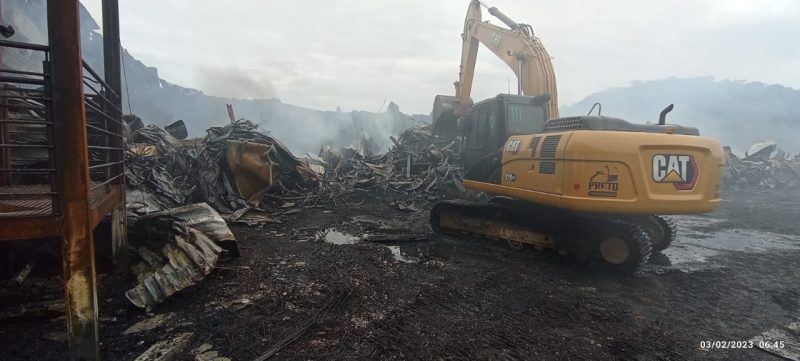 Chuva ajuda bombeiros no combate ao inc&ecirc;ndio em galp&atilde;o de Brusque – Foto: Bombeiros Militar / Reprodu&ccedil;&atilde;o ND