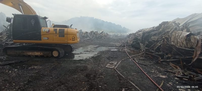 Chuva ajuda bombeiros no combate ao inc&ecirc;ndio em galp&atilde;o de Brusque – Foto: Bombeiros Militar / Reprodu&ccedil;&atilde;o ND