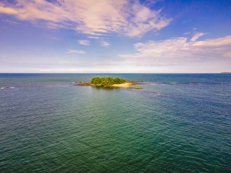 A Ilha do Grant, em Barra Velha, é uma das ilhas de Santa Catarina acessíveis para passeio
