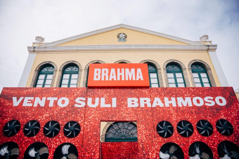 Vento Suli Brahmoso, pared&atilde;o de ventiladores e m&aacute;quina de espuma para refrescar foli&otilde;es que destinarem corretamente as latinhas para reciclagem – Foto: Tomazzzoni (Ag&ecirc;ncia Guru)