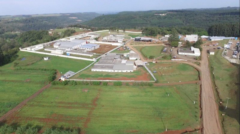 Os dois homens fugiram na sexta-feira e logo em seguida foram recapturados em Chapec&oacute;. &mdash; Foto: NDTV