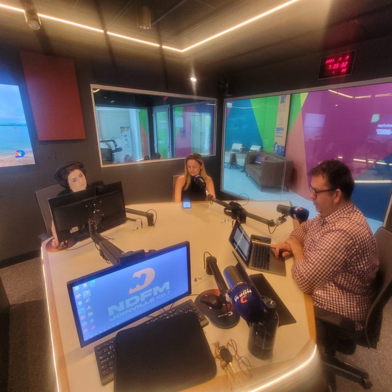 GIRO ND – Jornalistas Sabrina Aguiar e Matheus Furlan com a Diretora de Loca&ccedil;&otilde;es C&aacute;tia Erhart. FOTO: Produ&ccedil;&atilde;o NDFM Joinville&nbsp;