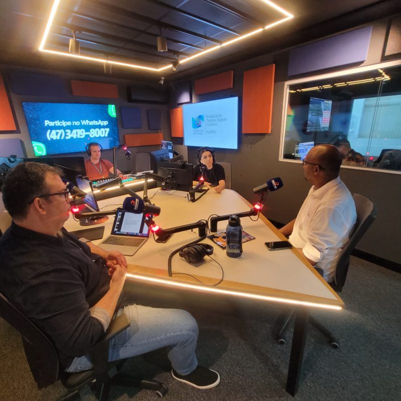 GIRO ND – Sabrina Aguiar, Matheus Furlan, Andr&eacute; Rengel e o presidente do Joinville e Regi&atilde;o Convention e Visitors Bureau Ozei Silva. FOTO: Cesar Junior