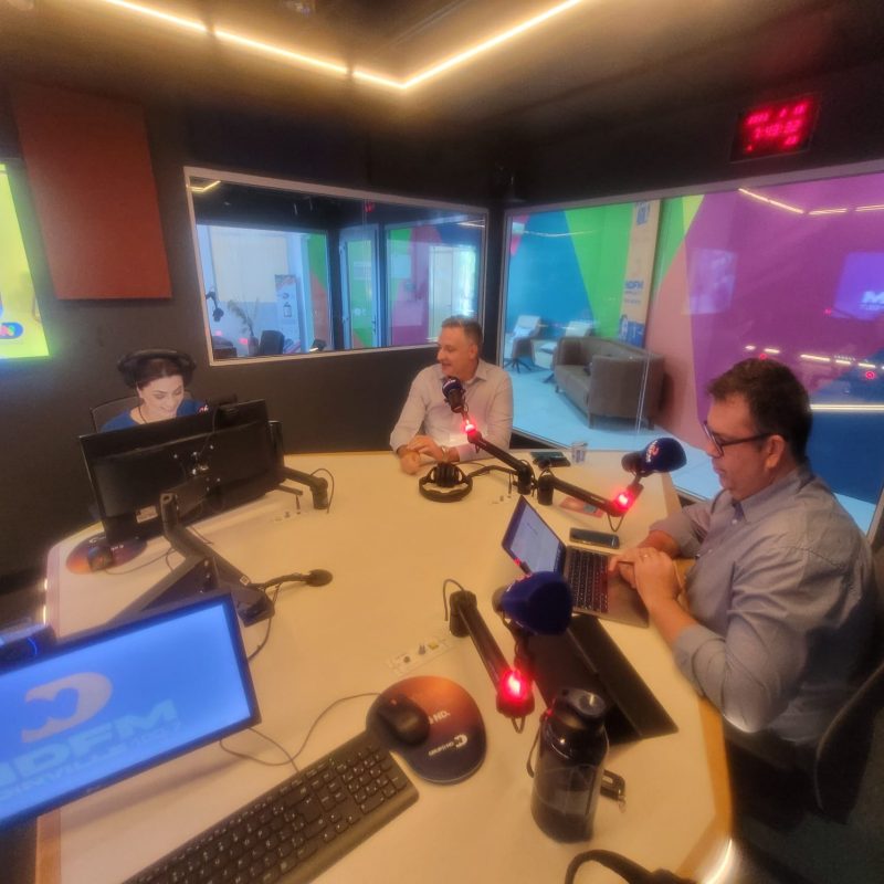 GIRO ND – Matheus Furlan, Sabrina Aguiar e o &nbsp;deputado estadual por Santa Catarina Mateus Cadorin (NOVO). Foto: Produ&ccedil;&atilde;o NDFM Joinville Po