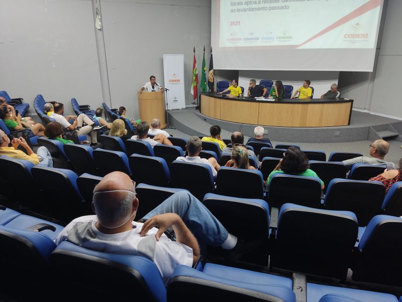 Conselhos comunit&aacute;rios e a comunidade discutiram o problema do saneamento em Florian&oacute;polis – Foto: Paulo Rolemberg/ND