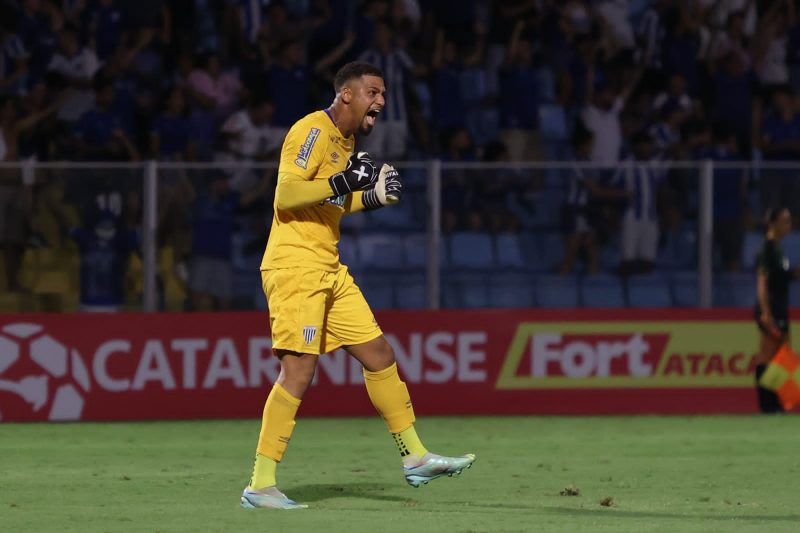 Alexander foi o grande nome do segundo tempo – Foto: Divulga&ccedil;&atilde;o/Beno Kuster/Ava&iacute;