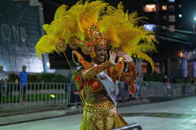 Unidos do Amanh&atilde; trouxe para a avenida a for&ccedil;a dos povos origin&aacute;rios – Foto: Bruno Golembiewski/ND