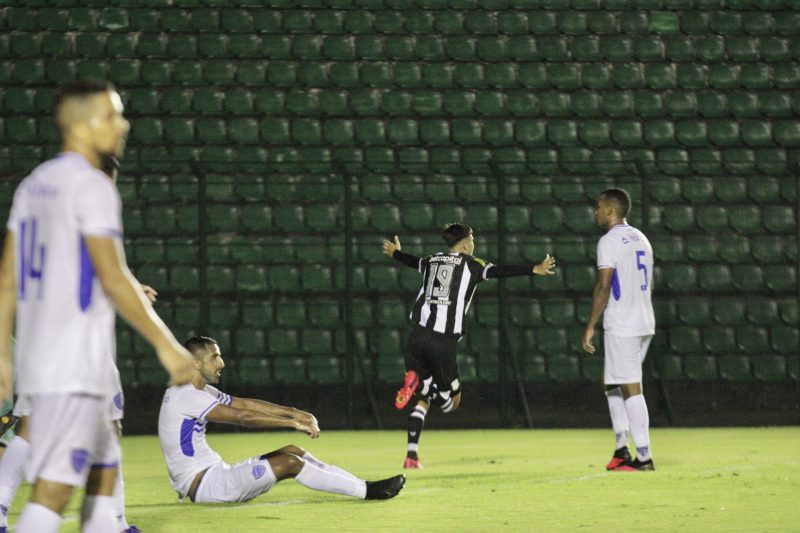 Imagem mostra jogador do Figueirense de costas e comemorando gol