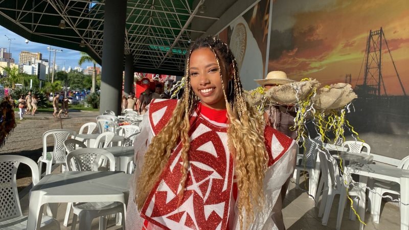 Thalissa Passos, de 21 anos, participa da bateria pela primeira vez neste ano – Foto: Maria Fernanda Salinet/ND