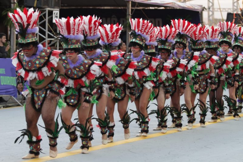 Comiss&atilde;o de frente da Imp&eacute;rio Vermelho e branco – Foto: Cristiano Estrela/Especial para oND
