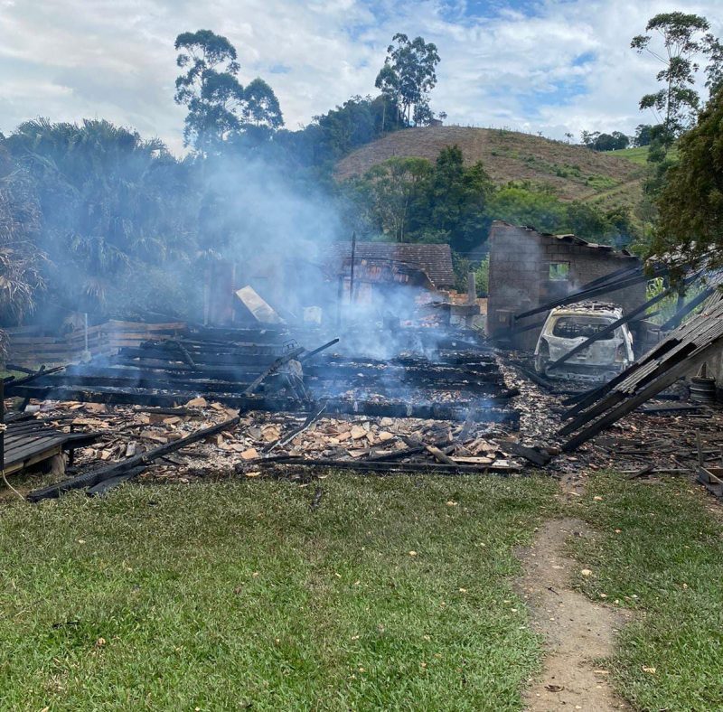 Incêndio destrói casa, queima carro e moto e casal perde tudo em SC &#8211; Foto: Bombeiros Voluntários de Presidente Getúlio/Reprodução/ND