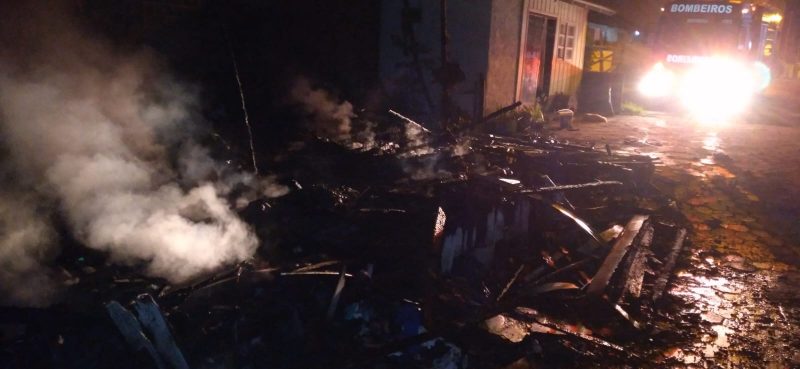 Ao ver casa em chamas, mulher teve mal s&uacute;bito – Foto: CBMSC/Reprodu&ccedil;&atilde;o/ND