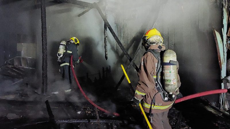 Empresa de reciclagem pega fogo em Blumenau e gerente acredita que inc&ecirc;ndio foi criminoso – Foto: Divulga&ccedil;&atilde;o/Corpo de Bombeiros Militar