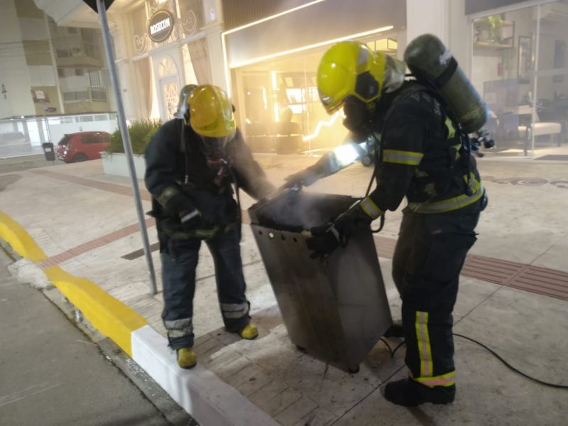 Fritadeira em chamas causa ‘cortina de fuma&ccedil;a’ em restaurante de Itapema – Foto: Corpo de Bombeiros/Divulga&ccedil;&atilde;o/ND