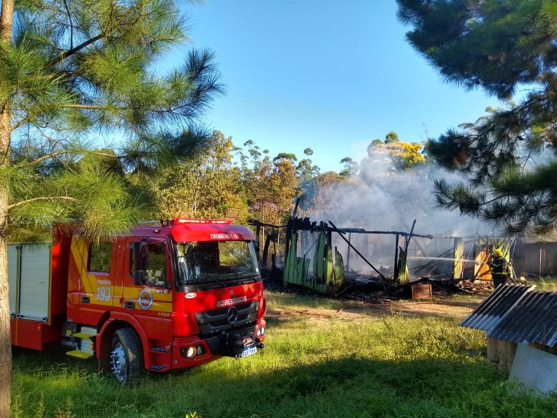 Resid&ecirc;ncia foi completamente tomada pelas chamas – Foto: Divulga&ccedil;&atilde;o/Corpo de Bombeiros Militar