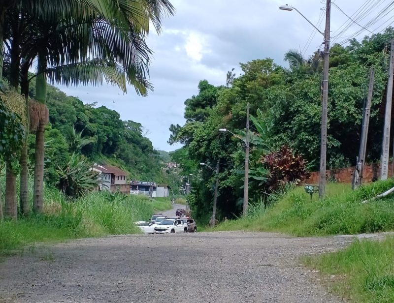 Carro foi roubado de um casal, mas foi abandonado logo depois na tarde desta sexta – Foto: Internet/Divulga&ccedil;&atilde;o/ND