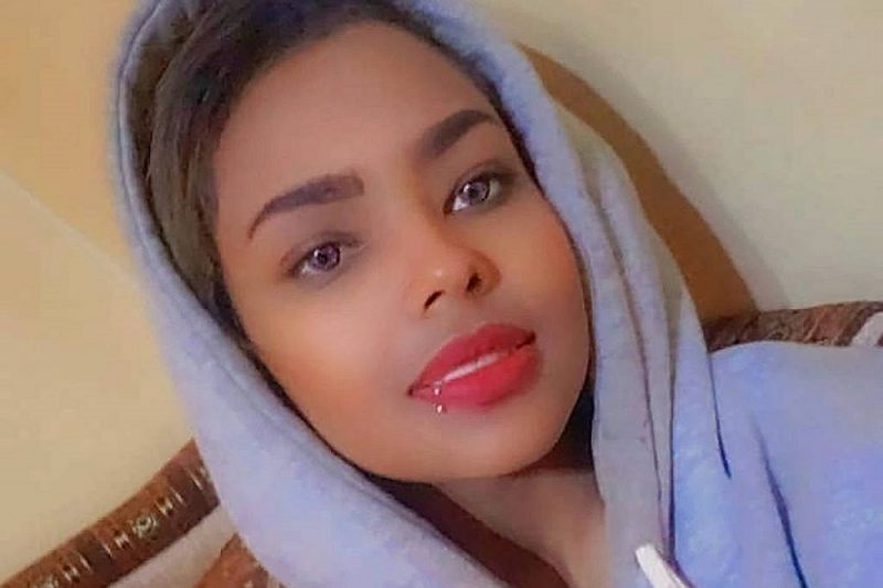 Intisar al-Hamadi foi condenada no Iêmen por mostrar os cabelos