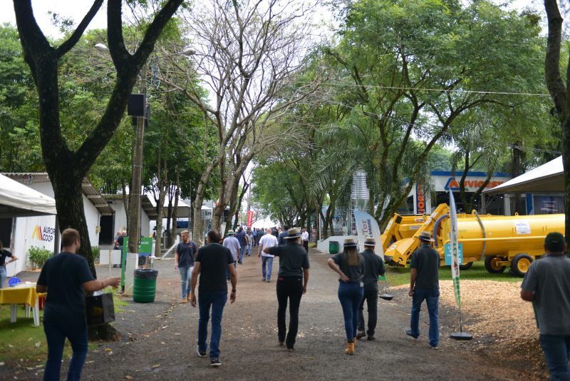 pessoas chegando para visitar e conhecer a Itaipu Rural Show