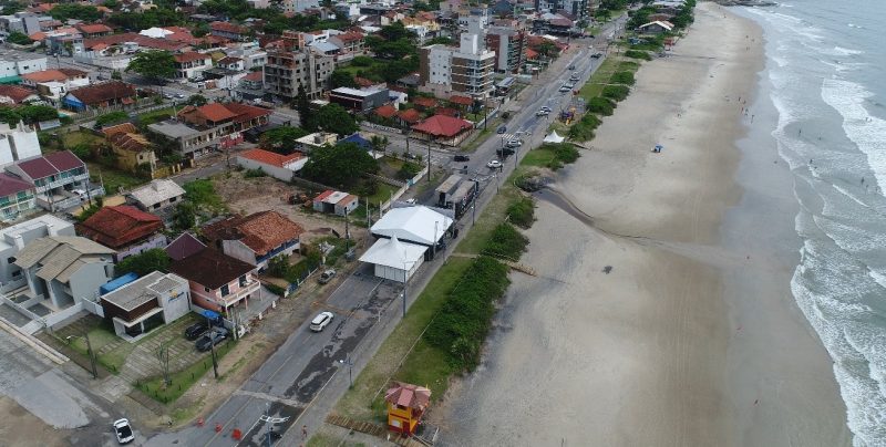 Palco montado na Av. Beira-Mar III – Foto: Prefeitura de Itapo&aacute;/Divulga&ccedil;&atilde;o/ND