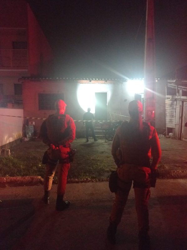 Homem foi morto com golpes de faca dentro de casa em Itaja&iacute; – Foto: Pol&iacute;cia Militar/Divulga&ccedil;&atilde;o/ND