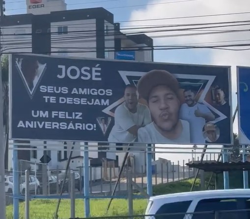 Mensagem de feliz anivers&aacute;rio ficou exposta por uma semana em outdoor &agrave;s margens da BR-470 em Blumenau, no come&ccedil;o deste m&ecirc;s – Foto: Redes Sociais/Divulga&ccedil;&atilde;o/ND
